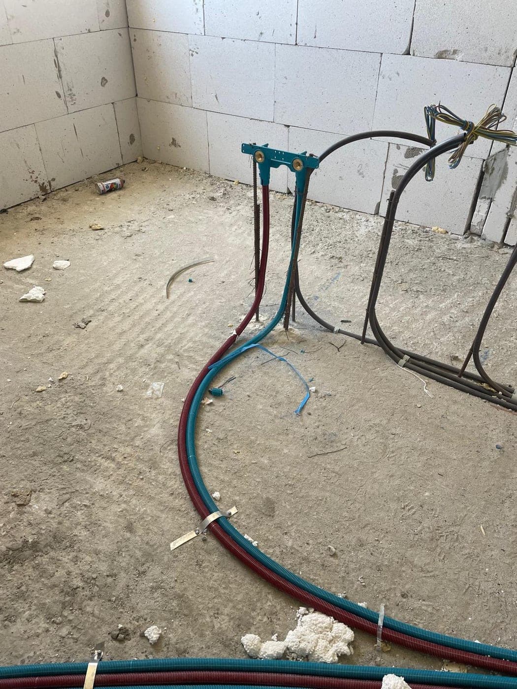 פריסה והכנת צנרת מים המיועדת לאי מטבח