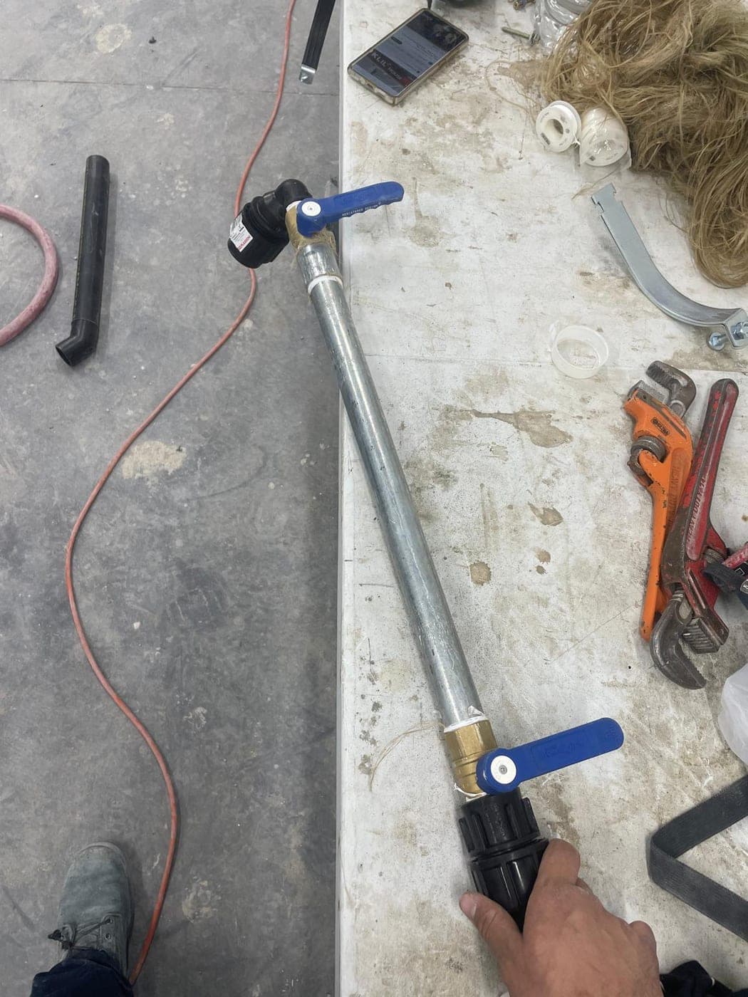 קטע צנרת מתכת עם שני ברזים כדוריים