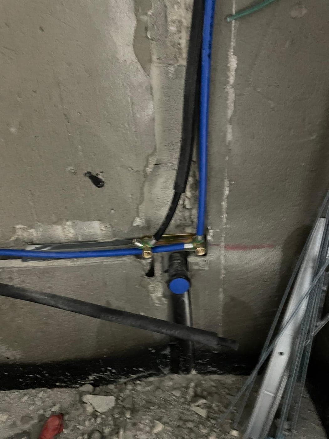 צנרת מים בקיר בסניף של רשת שיווק