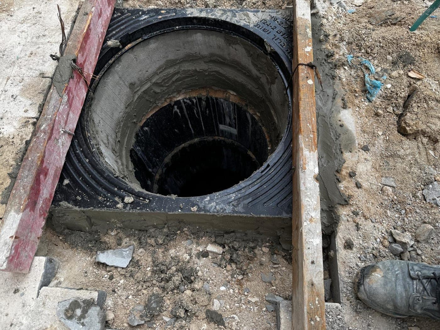 שוחת ביוב בבנייה עם בטון וציפוי