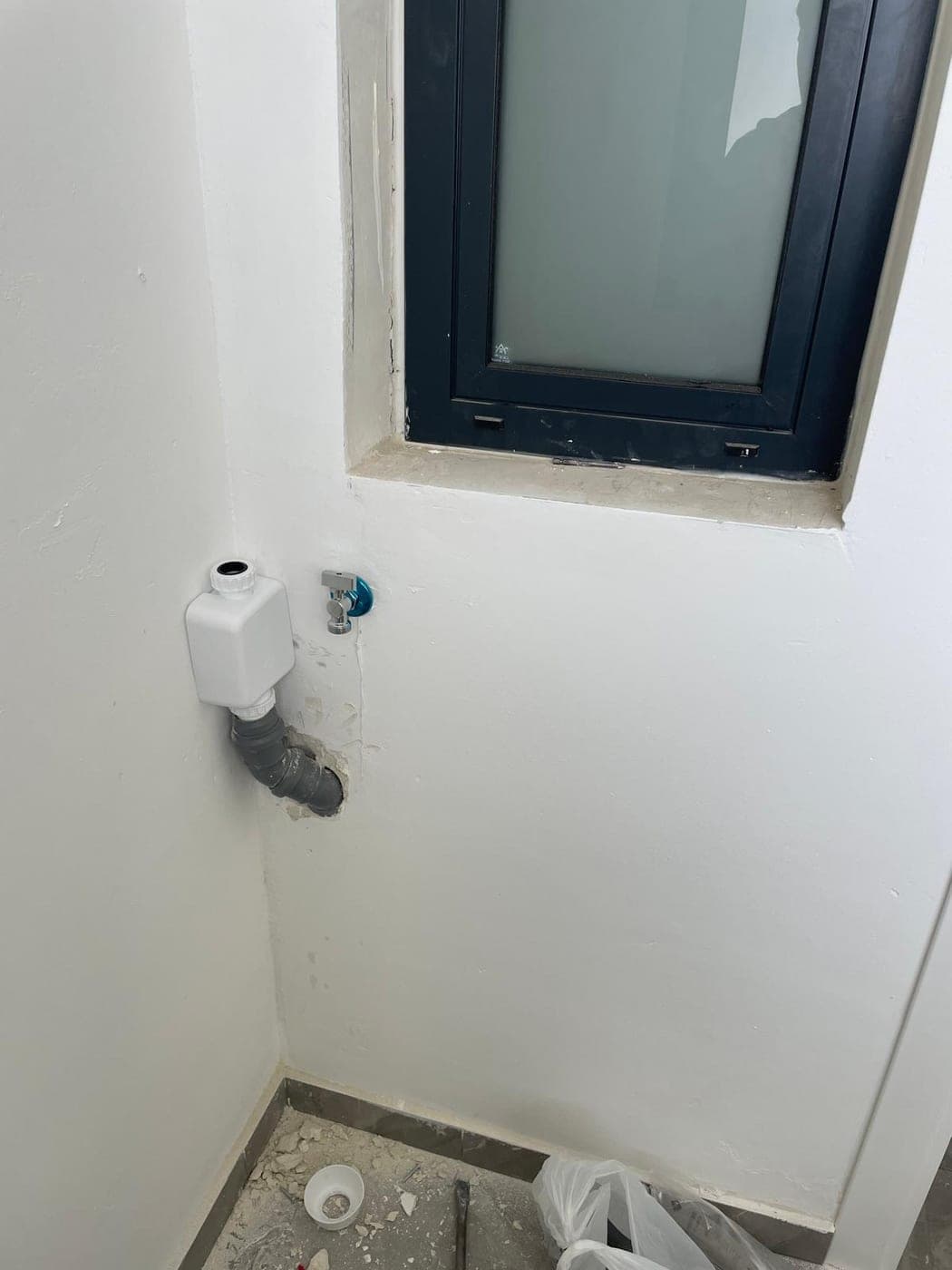 התקנת מחסום H למכונת כביסה למניעת ריחות לא רצויים